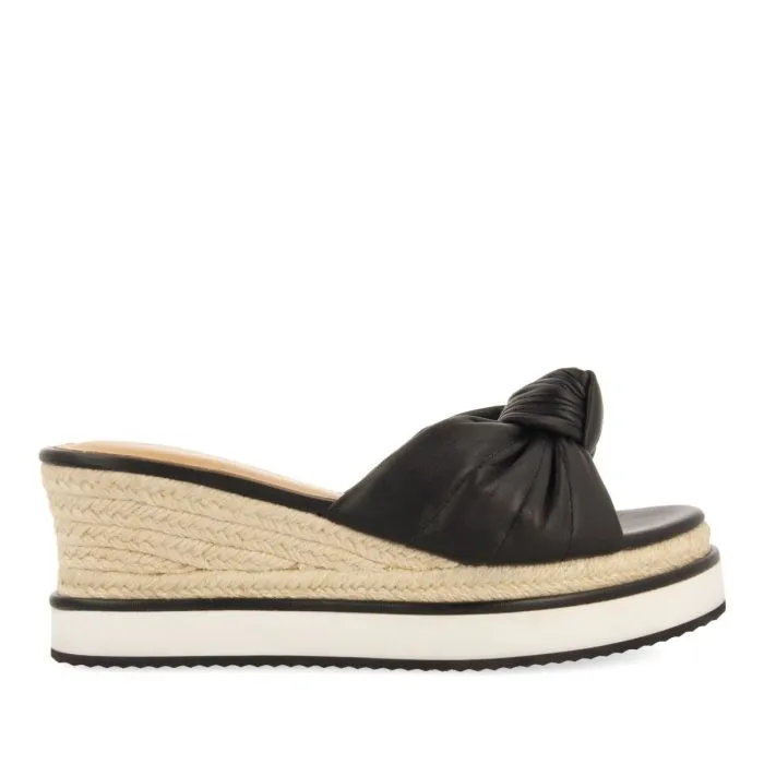 BLACK SLIDE SANDALS WITH KNOT DETAIL AND WEDGE FOR WOMEN CAKRAN