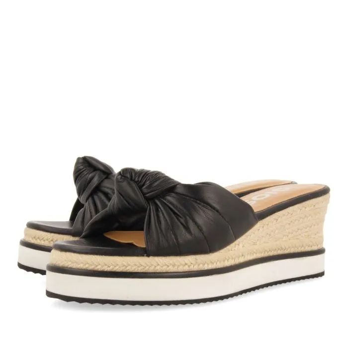 BLACK SLIDE SANDALS WITH KNOT DETAIL AND WEDGE FOR WOMEN CAKRAN