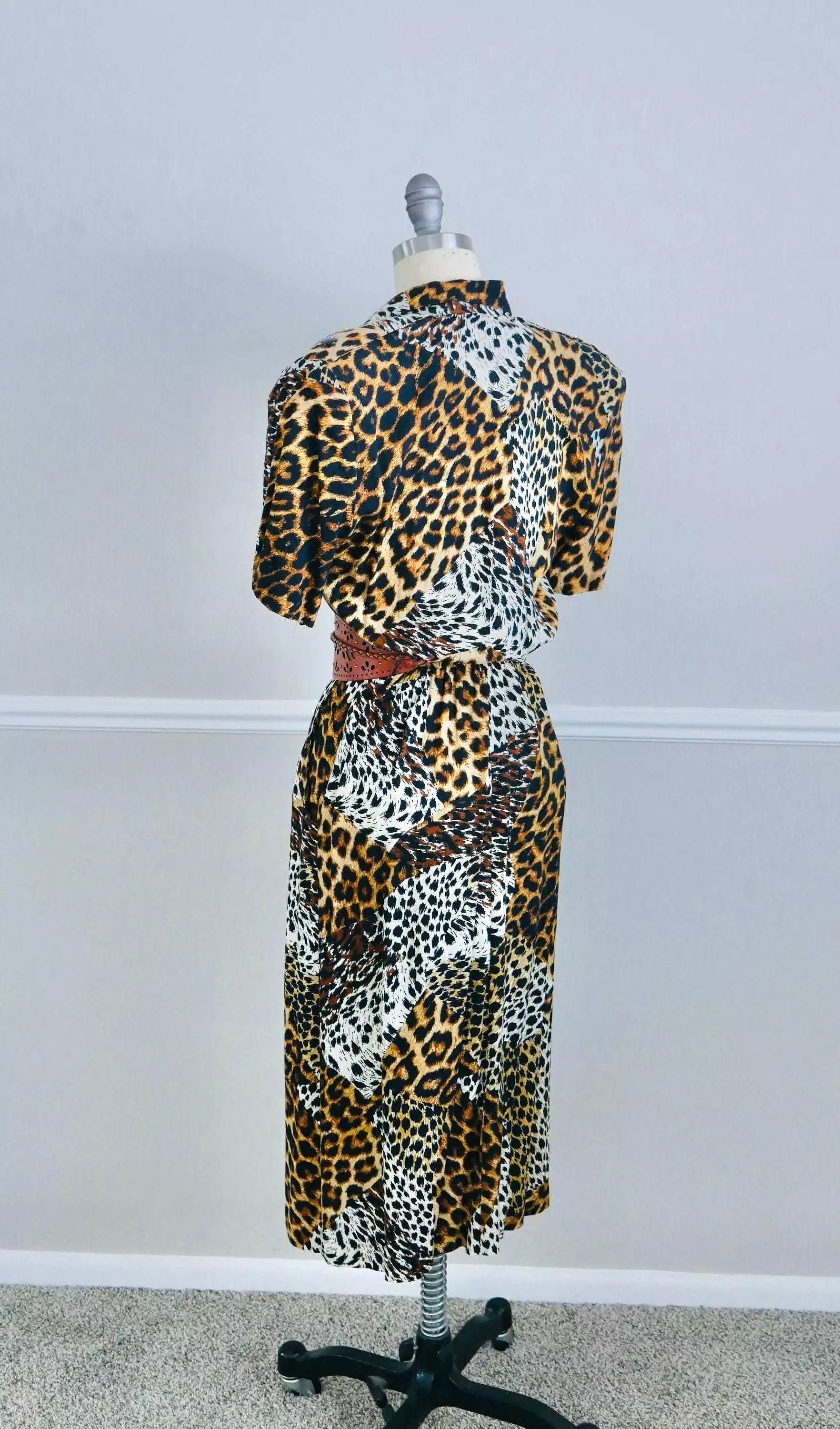 ON SALE Vintage 1980s Leopard Print Dress / 80s retro rayon animal print dress size M